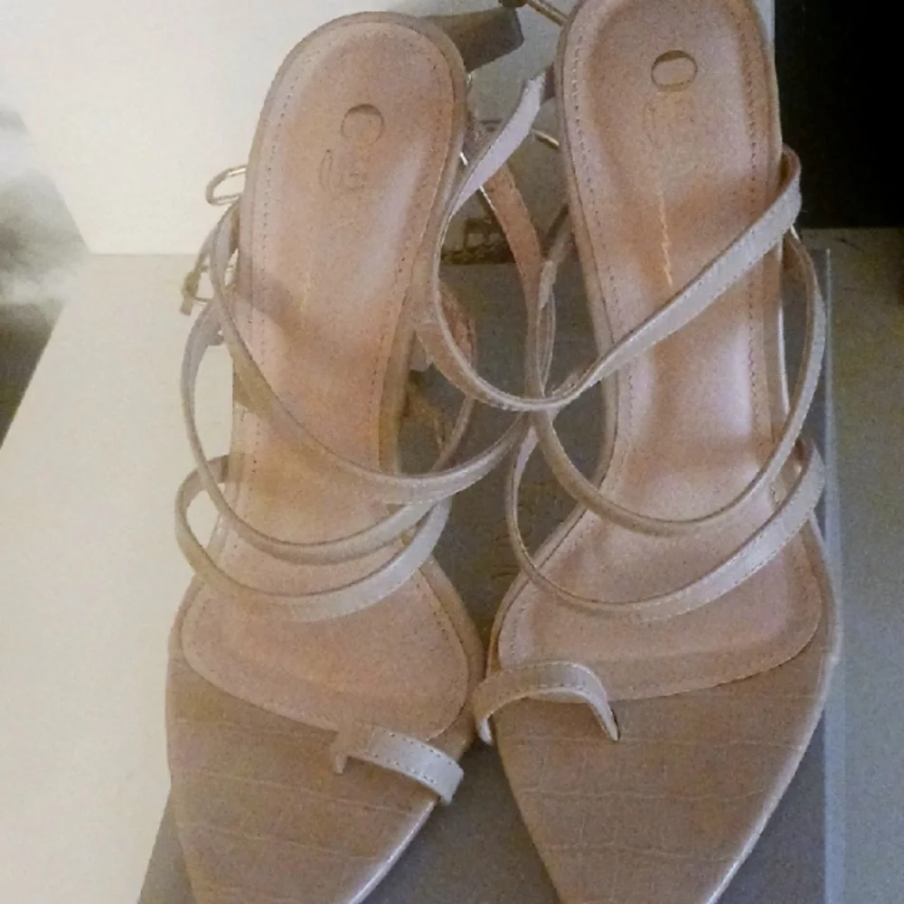 Elegant Beige Strappy Heels its new, never been worn! - Picture 3 of 5